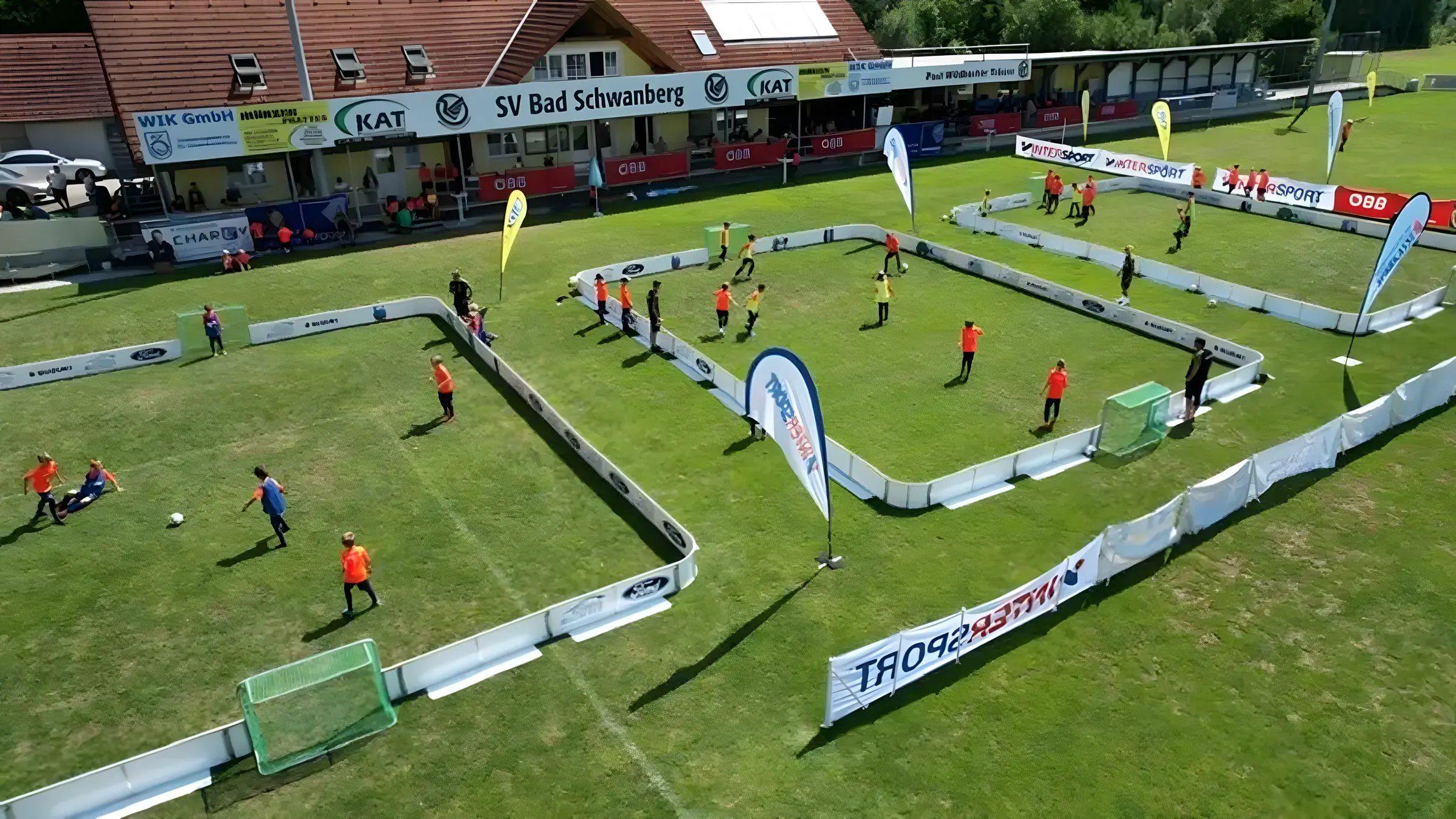 Mini-Fussballarena Turnier mit mehreren Spielfeldern