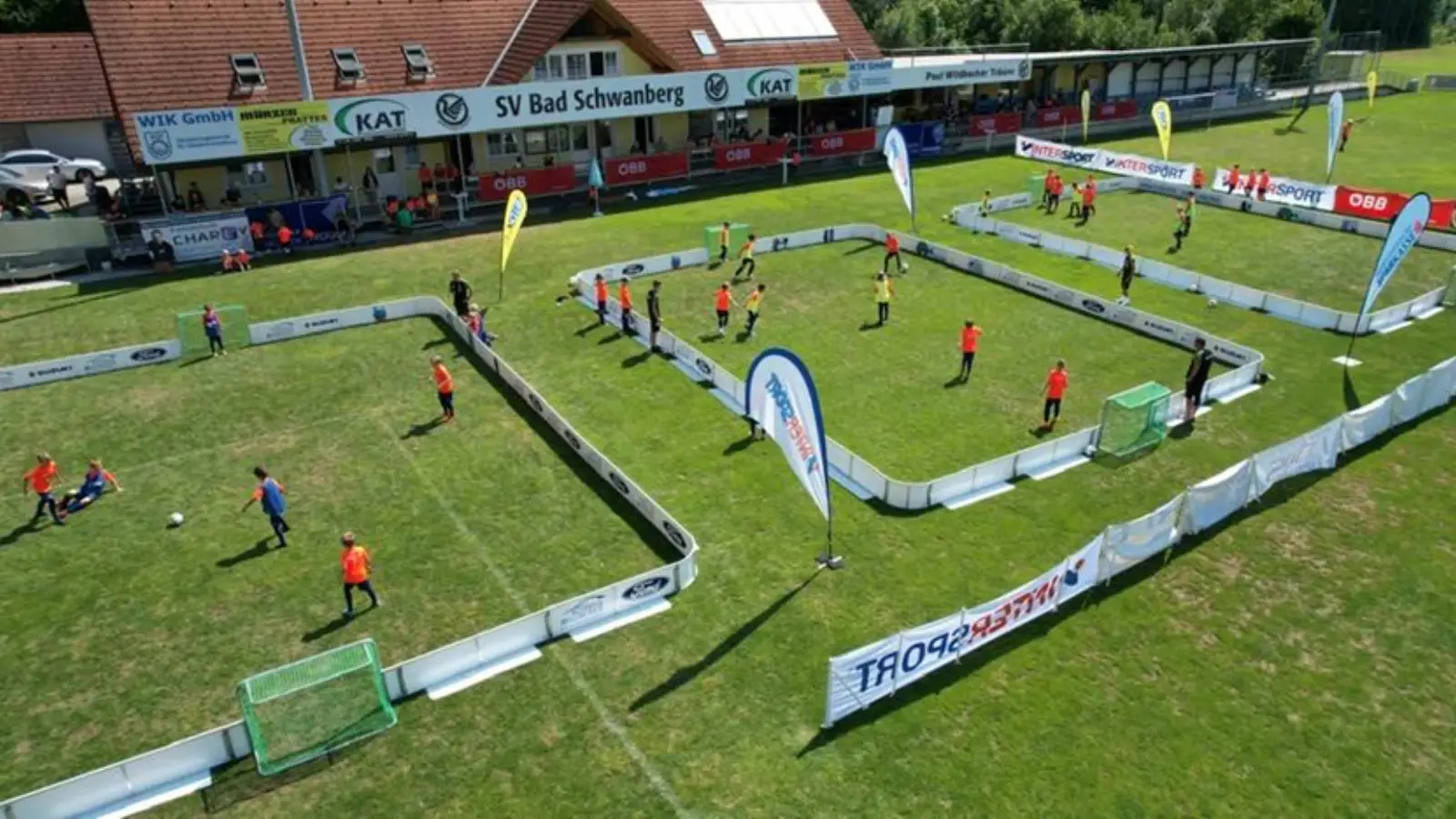 Mini-Fussballarena Turnier mit mehreren Spielfeldern